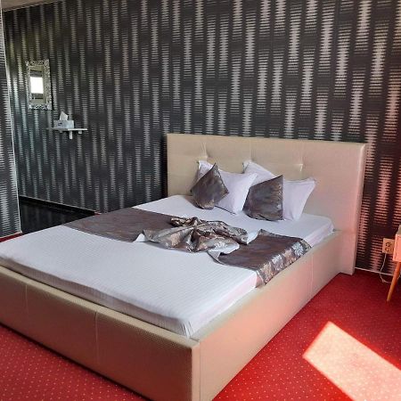Militari Residence Hotel Chiajna ภายนอก รูปภาพ